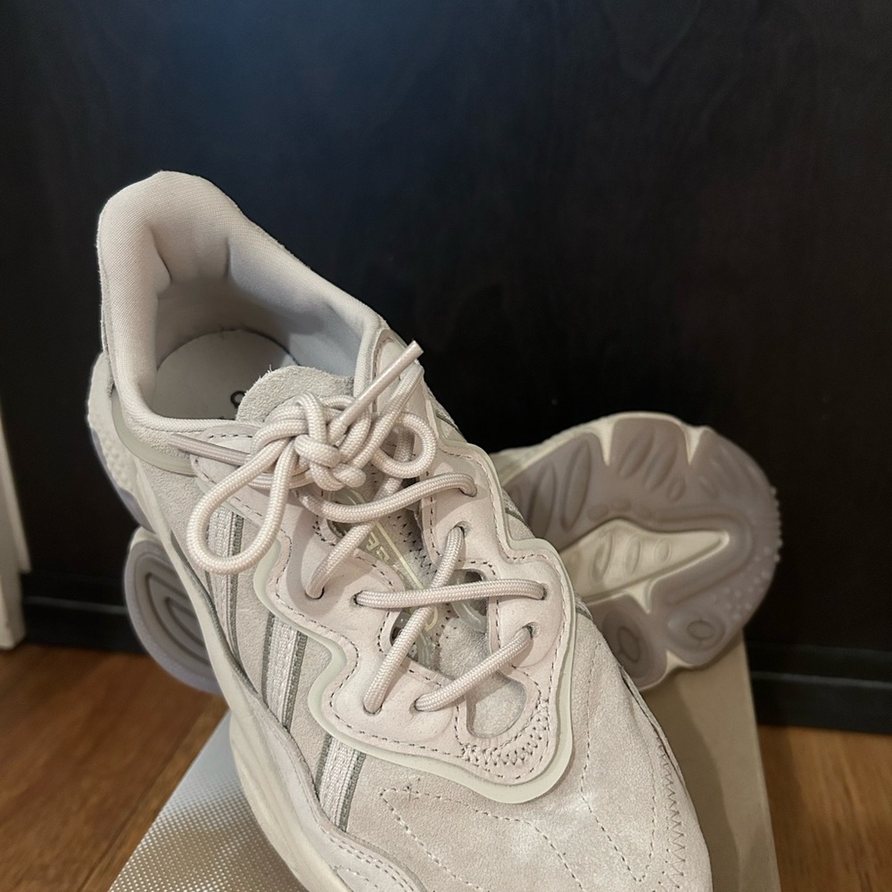 adidas Women's Sneakers in Light Beige and Gray